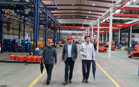 標(biāo)題：中國(guó)農(nóng)機(jī)院黨委副書(shū)記、總經(jīng)理苑嚴(yán)偉深入華德牧草公司調(diào)研指導(dǎo)
瀏覽次數(shù)：2146
發(fā)表時(shí)間：2024-07-22